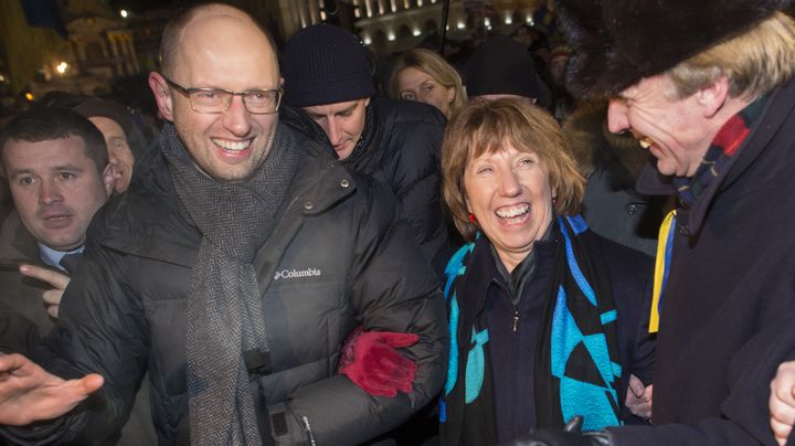 La chef de la diplomatie europ&eacute;enne Chaterine Ashton et&nbsp;Arseny Yatsenyuk (G), chef de l'opposition parlementaire ukrainienne, place de l'Ind&eacute;pendance &agrave; Kiev, le 10 d&eacute;cembre 2013. (ILIYA PITALEV / RIA NOVOSTI / AFP)