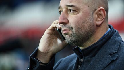 Gérard Lopez, le président du LOSC, discute avec un potentiel repreneur (FRANCK FIFE / AFP)