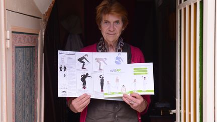 Nicole Walthert pose avec des brochures de son invention et de la Balance Board, le 10 septembre 2013, &agrave; Orl&eacute;ans (Loiret). (ALAIN JOCARD / AFP)