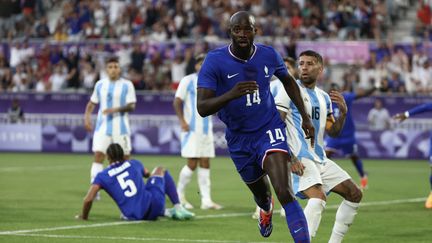 Jean-Philippe Mateta après son but avec la France contre l'Argentine en quarts de finale du tournoi olympique de football, le 2 août 2024, à Bordeaux. (ROMAIN PERROCHEAU / AFP)