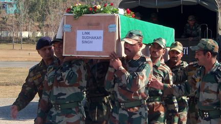 L'arm&eacute;e indienne porte le cercueil d'un des deux soldats tu&eacute;s le 8 janvier 2013 lors d'un affrontement &agrave; la fronti&egrave;re pakistanaise. ( AFP )