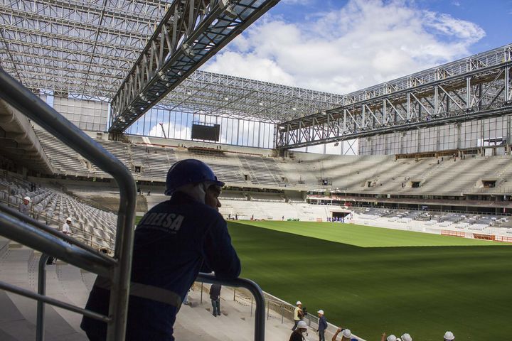 Le stade de Curitiba (Br&eacute;sil), qui accueillera quatre matchs de la Coupe du monde, ne sera livr&eacute; que le 15 mai 2014. (PAULO LISBOA / BRAZIL PHOTO PRESS / AFP)