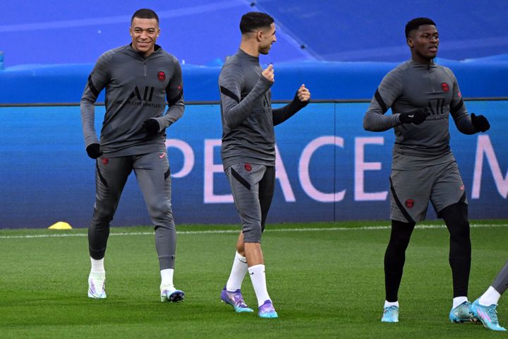 Kylian Mbappé à l'entrainement mardi 8 mars en compagnie d'Achraf Hakimi et de Nuno Mendes. (GABRIEL BOUYS / AFP)