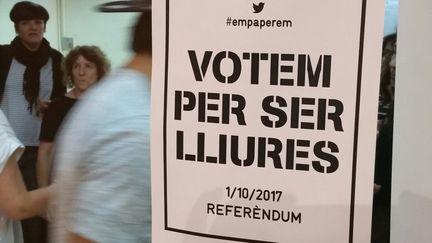 Dans les écoles de Barcelone, élèves, profs, habitants commencent à s'installer pour que les lieux restent ouverts. (Isabelle Labeyrie / Radio France)