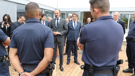 Des policiers de la Brigade spécialisée de terrain écoutent le Premier ministre Edouard Philippe et le ministre de l'Intérieur Christophe Castaner, le 9 juin 2020 à Evry (Essonne) (LUDOVIC MARIN / POOL)