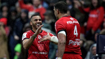 Matthis Lebel, auteur du premier essai toulousain, et Richie Arnold, face à Cardiff, en Champions Cup, le 9 décembre 2023. (VALENTINE CHAPUIS / AFP)