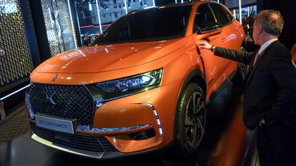 Une&nbsp;DS7 Crossback présentée par PSA avant l'ouverture du salon international de l'automobile de Genève.&nbsp; (FABRICE COFFRINI / AFP)