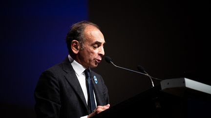 Le polémiste Eric Zemmour lors d'un meeting à Bordeaux, le 12 novembre 2021. (STEPHANE DUPRAT / HANS LUCAS / AFP)