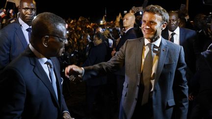 Emmanuel Macron accueilli par le Premier ministre camerounais Joseph Dion Ngute à Yaoundé, lundi 25 juillet 2022. (LUDOVIC MARIN / AFP)