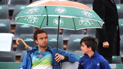 Ernests Gulbis déchante sous la pluie (MIGUEL MEDINA / AFP)