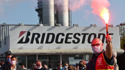 Les salariés de Bridgestone à Béthune, le 17 septembre.&nbsp; (DENIS CHARLET / AFP)