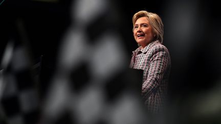 Hillary Clinton donne un discours à Charlotte (Caroline du Nord, Etats-Unis), le 25 juillet 2016. (JUSTIN SULLIVAN / GETTY IMAGES NORTH AMERICA / AFP)