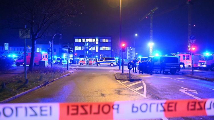 Des policiers et des secouristes en intervention à Hambourg, où des coups de feu mortels ont été tirés, le 9 mars 2023. (JONAS WALZBERG / DPA/  AFP)