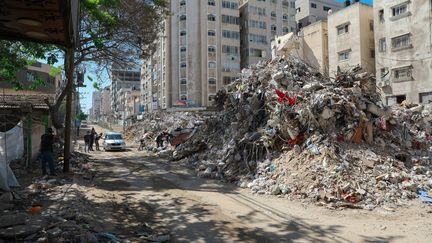 Des décombres de bâtiments après les attaques israéliennes sur la bande de Gaza, le 19 mai 2021. (OMER ENSAR / ANADOLU AGENCY / AFP)