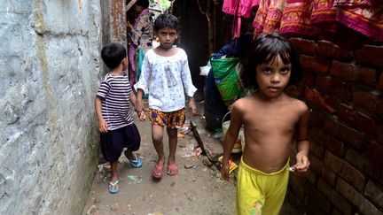 Des enfants dans le bidonville de&nbsp;Dhaka, au Bangladesh, le 8 juin 2021. (STR / NURPHOTO / AFP)