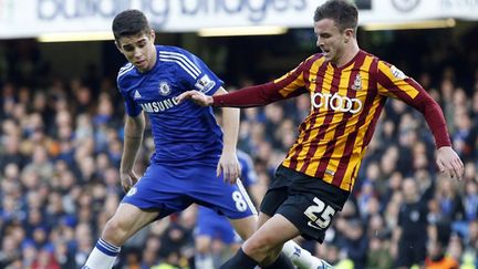 Oscar (Chelsea) devancé par un joueur de Bradford (JUSTIN TALLIS / AFP)