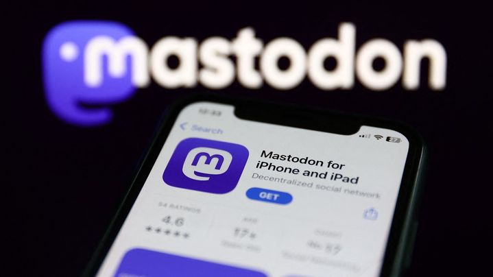 L'application Mastodon sur un smartphone, le 14 novembre 2022. (JAKUB PORZYCKI / AFP)