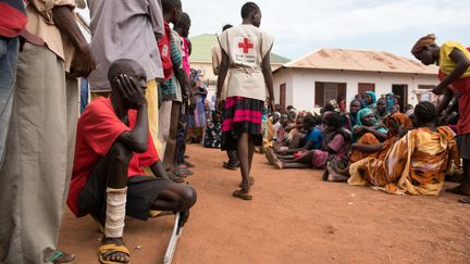 Hommes, femmes et enfants attendent d'être enregistrés en tant que personnes déplacées dans un complexe de la Croix-Rouge à Wau, au Soudan du Sud, le 1er juillet 2016. (CHARLES LOMODONG / AFP)