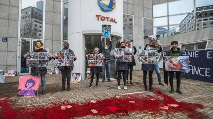 Des militants d'Extinction Rebellion protestent contre les activités de Total en Birmanie, le 25 mars 2021 à La Défense (Hauts-de-Seine). (MAXIME GRUSS / HANS LUCAS / AFP)