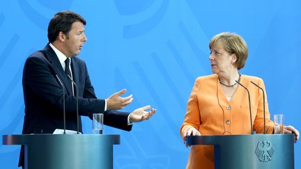 Le pr&eacute;sident du Conseil italien Matteo Renzi et la chanceli&egrave;re allemande Angela Merkel &agrave; Berlin le 1er juillet 2015. (MEHMET KAMAN / ANADOLU AGENCY / AFP)