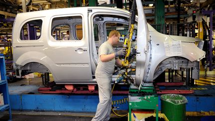 Un employ&eacute; de l'usine Renault de Maubeuge&nbsp;(Nord), le 8 octobre 2012.&nbsp; (PHILIPPE HUGUEN / AFP)