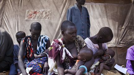 Des mères allaitent leur enfant tandis qu'elles attendent un traitement médical contre le choléra prodigués par MSF à Minkamman au Soudan du Sud, le 3 mars 2014. (JM LOPEZ / AFP)