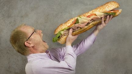 McDo contre sandwich traditionnel. La chanson n'oublie pas le bonheur du jambon ou du saucisson beurre. (Illustration) (PERRY GERENDAY / MOMENT RF / GETTY IMAGES)