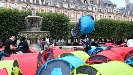 Des tentes installées sur la place des Vosges, à Paris, le 29 juillet 2021. (ALAIN JOCARD / AFP)