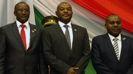 Le président burundais Pierre Nkurunziza (au milieu) pose avec ses deux vice-présidents, le 20 août 2015 à Bujumbura. Washington accuse le pouvoir burundais de double-language dans la crise qui secoue le pays. (Photo AFP/Landry Nshimiye)