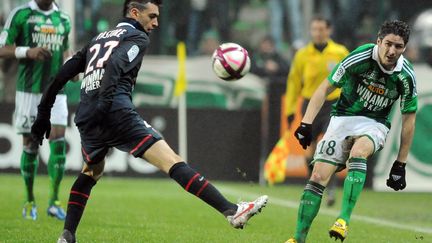 Le milieu de terrain parisien Javier Pastore, devant le St&eacute;phanois Fabien Lemoine, le 21 d&eacute;cembre 2011 au stade Geoffroy-Guichard de Saint-Etienne. (PHILIPPE MERLE / AFP)