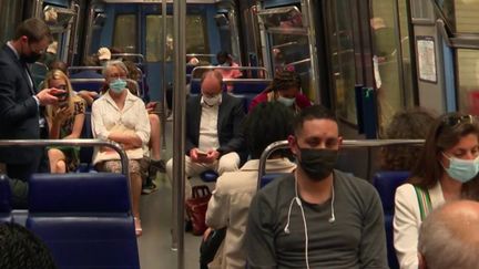 Les masques ne seront plus obligatoires dans les transports à partir de lundi 16 mai.&nbsp;Le gouvernement estime que la situation épidémique s'améliore, il n'y en aura donc plus besoin dans les bus, les trains et les métros.&nbsp; (FRANCE 2)