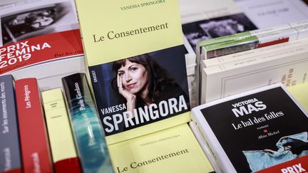 Des exemplaires du Consentement de Vanessa Springora sont présentés dans une librairie parisienne, le 2 janvier 2020. (MAXPPP)