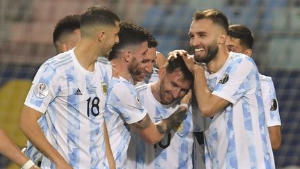 Lionel Messi célèbre son but face à l'Equateur avec ses coéquipiers argentins lors des quarts de finale de la Copa America, le 3 juillet 2021. (DOUGLAS MAGNO / AFP)