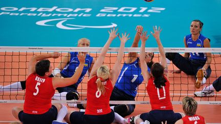 Match de volleyball assis f&eacute;minin opposant l'Ukraine (bleu) &agrave; la Grande-Bretagne (rouge), le 31 ao&ucirc;t 2012. (GLYN KIRK / AFP)