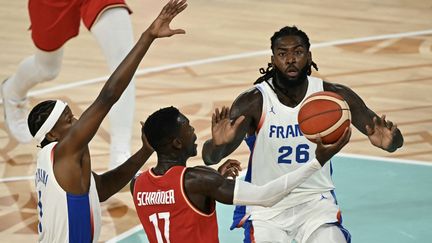 Mathias Lessort lors de la demi-finale des Jeux olympiques entre la France et l'Allemagne, le 8 août 2024 à Paris. (PAUL ELLIS / AFP)