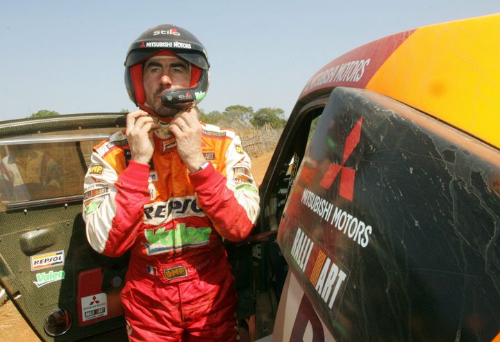 Luc Alphand, à la fin de la 13e étape du rallye Dakar, le 12 janvier 2006. (DAMIEN MEYER / AFP)