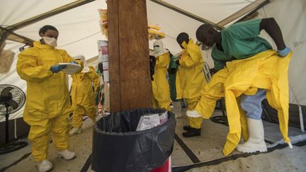 &nbsp; (Une partie de l'équipe de MSF en Sierra Leone © REUTERS)