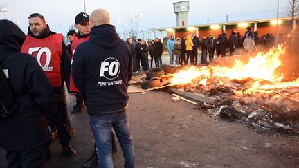 Des surveillants pénitentiaires manifestent le 16 janvier 2018 devant la prison de&nbsp;Vendin-le-Vieil après que trois de leurs collègues se sont fait agresser par un détenu. (FRANCOIS LO PRESTI / AFP)