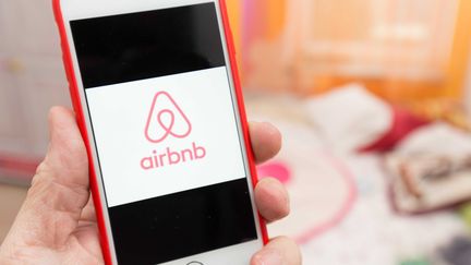 Un utilisateur ouvre l'application Airbnb à Namur (Belgique), le 23 décembre 2015. (ISOPIX / SIPA)