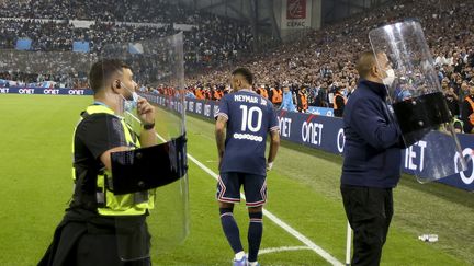 Neymar, protégé par les forces de sécurité avant de tirer un corner au stade Vélodrome, dimanche. (JEAN CATUFFE / JEAN CATUFFE)