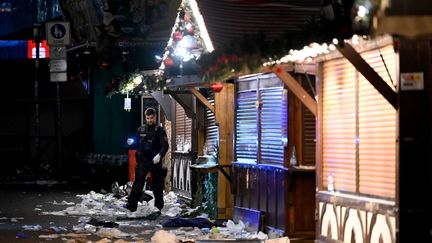 Un policier sur le marché de Noël de Magdebourg, le 20 décembre 2024 en Allemagne. (HEIKO REBSCH / DPA)