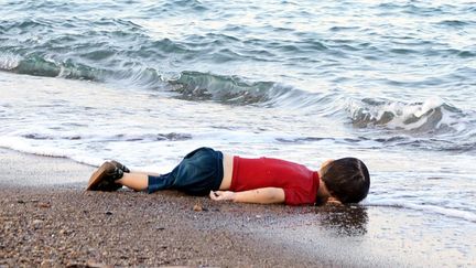 Un enfant syrien de 3 ans g&icirc;t sur une plage &agrave; Bodrum (Turquie), apr&egrave;s le naufrage de son embarcation &agrave; destination de l'&icirc;le de Kos (Gr&egrave;ce), le 2 septembre 2015. (DOGAN NEWS AGENCY / AFP)