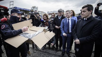 Un douanier français montrent une saisi de cannabis à Gérald Darmanin, le ministre de l'Action et des comptes publics, à Gennevilliers (Hauts-de-Seine), le 13 mars 2018. (AFP)