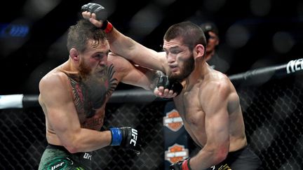 L'Irlandais Conor McGregor (à gauche) affronte le Russe Khabib Nurmagomedov lors du championnat de MMA, à la T-Mobile Arena, à Las Vegas (Etats-Unis), le 6 octobre 2018. (USA TODAY SPORTS / REUTERS)