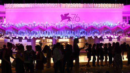 Des festivaliers devant le&nbsp;Palazzo del Cinema en août 2019. Image d'illustration. (VINCENZO PINTO / AFP)