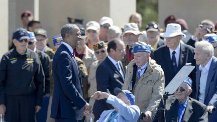 Le président américain Barack Obama plaisantant avec des vétérans lors des cérémonies du 70e anniversaire du Débarquement en 2014. (DAVID ADEMAS / OUEST-FRANCE / MAXPPP)