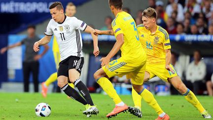 &nbsp; (Julian Draxler (Allemagne) échappe à Kacheridi et Sydorchuk (Ukraine). © MaxPPP)