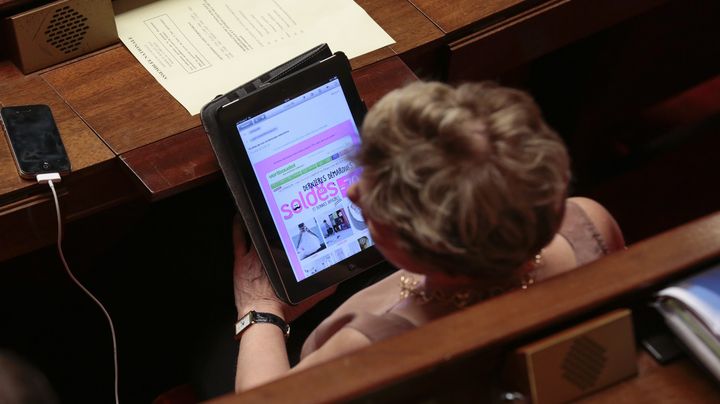 Une d&eacute;put&eacute;e consulte les soldes sur sa tablette, &agrave; l'Assembl&eacute;e nationale, le 23 juillet 2013. (  MAXPPP)