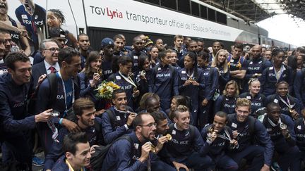 Les athl&egrave;tes fran&ccedil;ais &agrave; la&nbsp;gare de Lyon, &agrave; Paris, le 18 ao&ucirc;t 2014. (FRED DUFOUR / AFP)