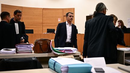 Le maire&nbsp;écologiste&nbsp;de Grenoble Eric Piolle dans la salle du tribunal correctionnel de Valence, le 26 septembre 2022. (JEFF PACHOUD / AFP)